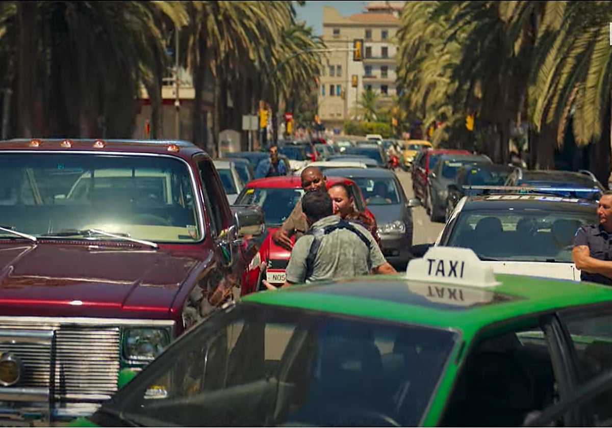 Una embotellada Alameda de Colón sirvió de escenario a esta escena de 'Kaos' de tráfico.