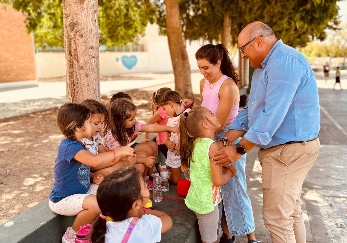 El alcalde veleño, Jesús Lupiáñez, en la visita a uno de los campamentos estivales.