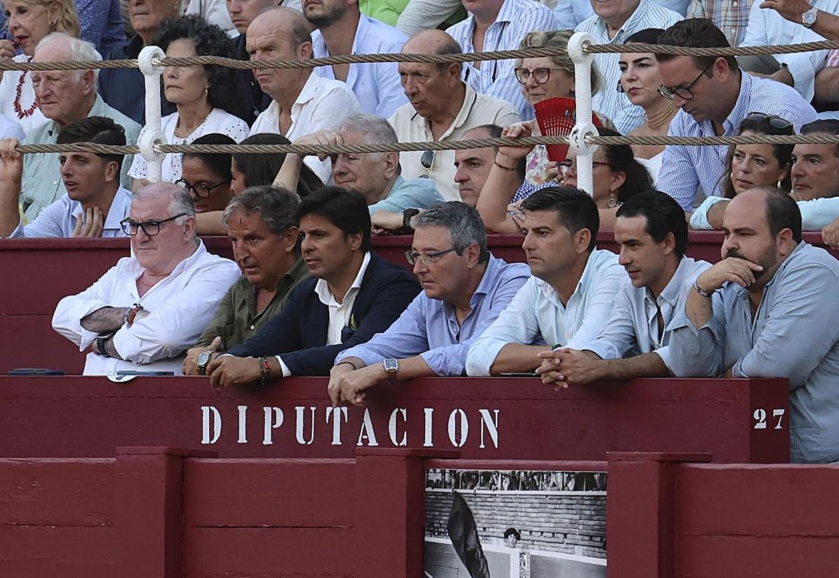 Imagen principal - Burladeros: Francisco Rivera, en el burladero de Diputación. Triunfo: Fortes, con las dos orejas. Brindis: Uno de los brindis que Roca Rey realizó en la tarde de ayer en La Malagueta. 