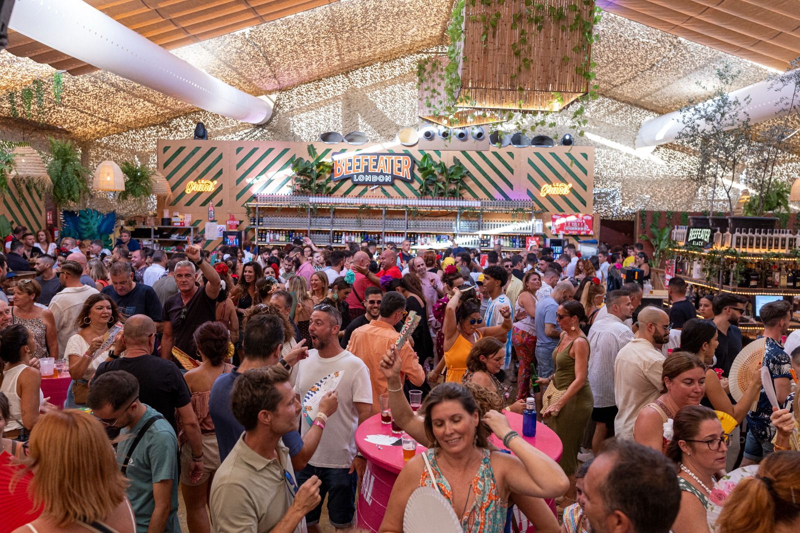 Ambiente y trajes de faralaes este miércoles en el Real