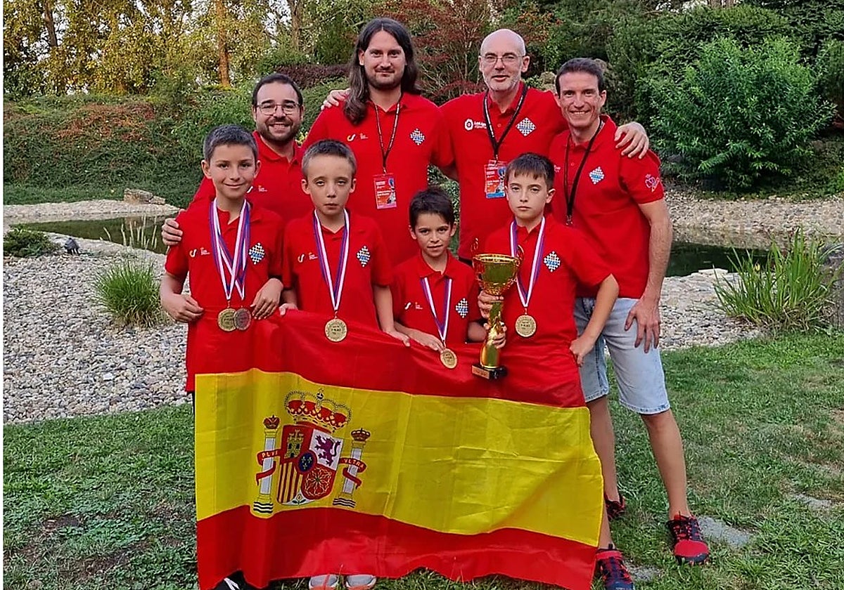 El ajedrecista rinconero, con sus compañeros de la selección.