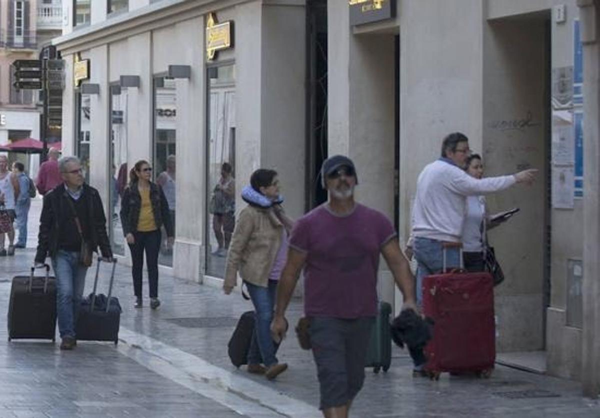 El alcalde de Málaga plantea al Gobierno una tasa por pernoctación en viviendas turísticas