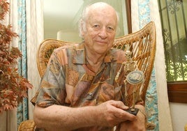 Ray Harryhausen, durante la entrevista, con una de las maquetas de 'Jasón y los argonautas'.