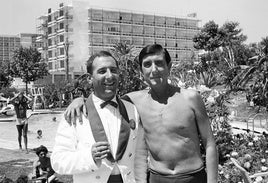 Alfredo Landa y Manolo Gómez Bur, en la piscina del hotel Tritón.