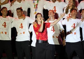 Isabel Aaiún, durante su actuación en la celebración del título de Eurocopa.