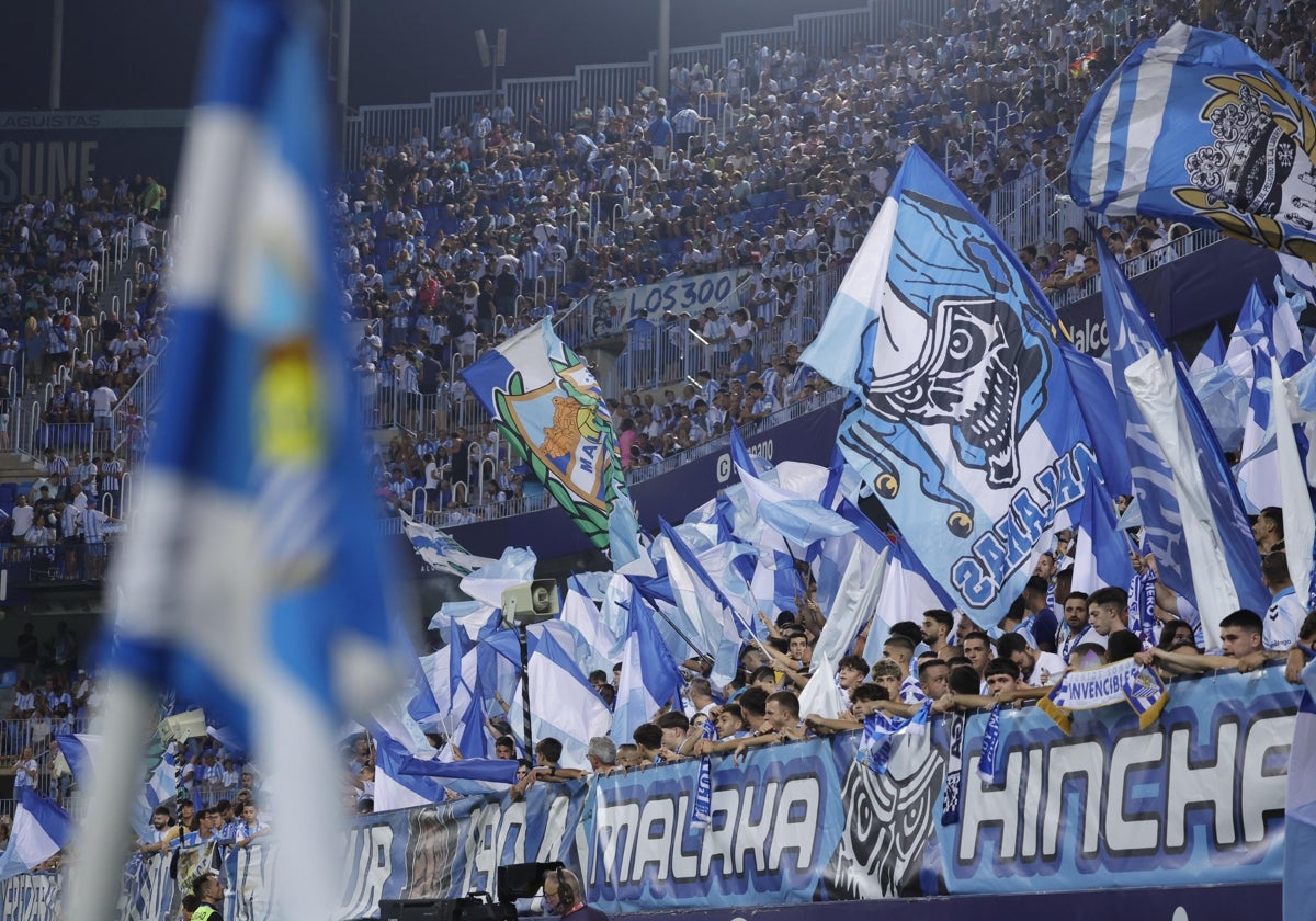 La afición del Málaga anima a su equipo.