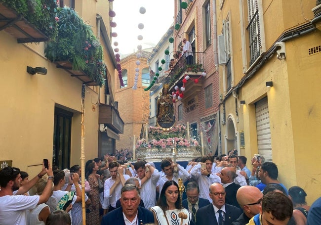 La Virgen de la Victoria, a su paso por la calle Granada.