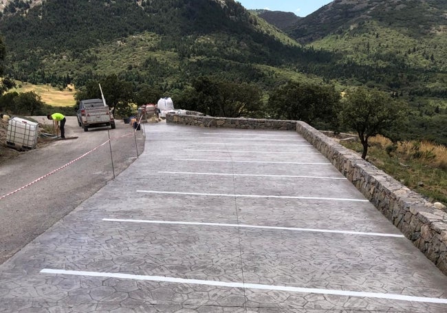 El arreglo de un aparcamiento en el mirador de La Nava.