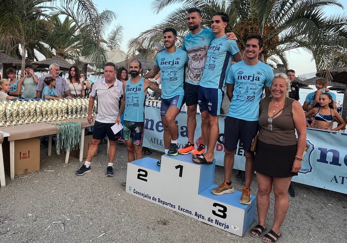 El podio masculino, con Daniel Moreno, Benemar Djellal, Pablo Sánchez, Nicolás Rojo y Carlos Salcedo, con el concejal de Deportes y la hija de Ayo, Marta.