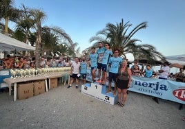 El podio masculino, con Daniel Moreno, Benemar Djellal, Pablo Sánchez, Nicolás Rojo y Carlos Salcedo, con el concejal de Deportes y la hija de Ayo, Marta.