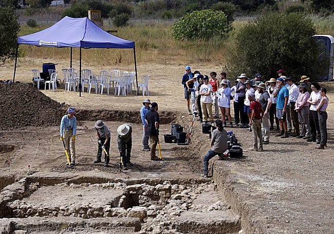 Los participantes en las excavaciones conocieron ayer los objetivos de la nueva campaña.