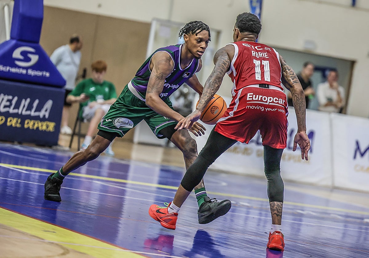 Tyson Carter, defendido por Ahmaad Rorie, en una acción del partido del domingo del Unicaja frente al Benfica en Melilla