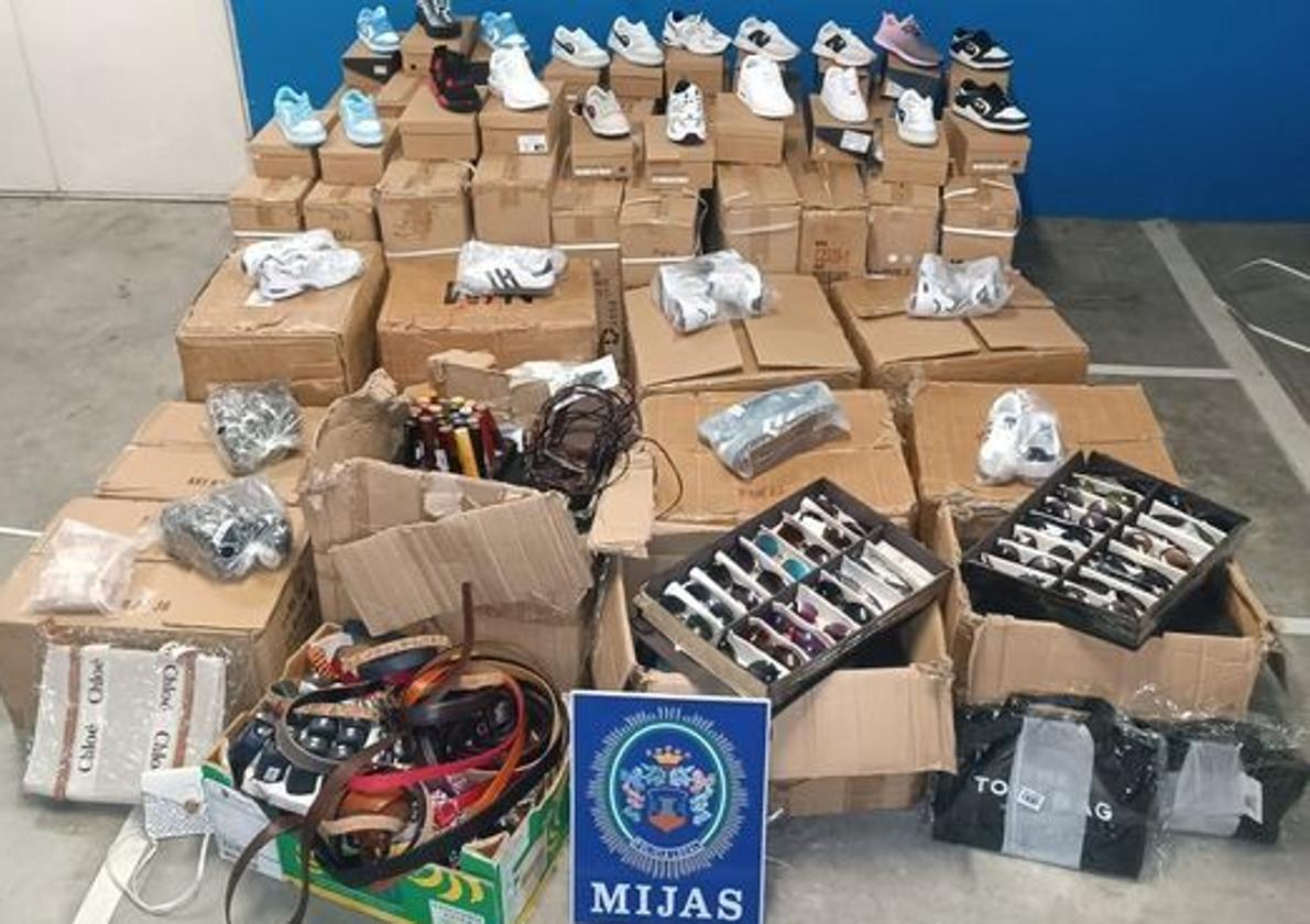 Golpe a la falsificación en Mijas: intervienen más de 800 zapatillas, 300 gafas, bolsos y cinturones