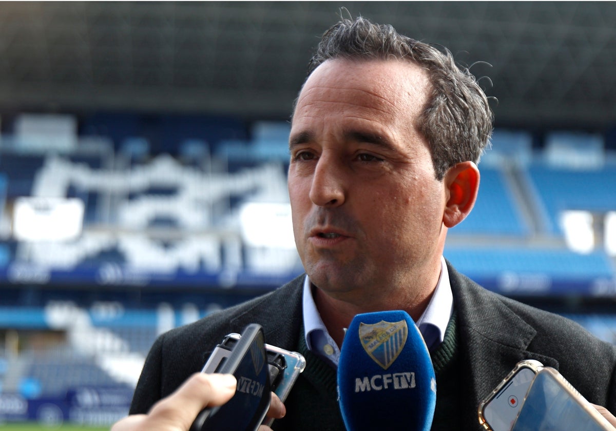 Kike Pérez, director general del Málaga, responde a los medios en La Rosaleda.