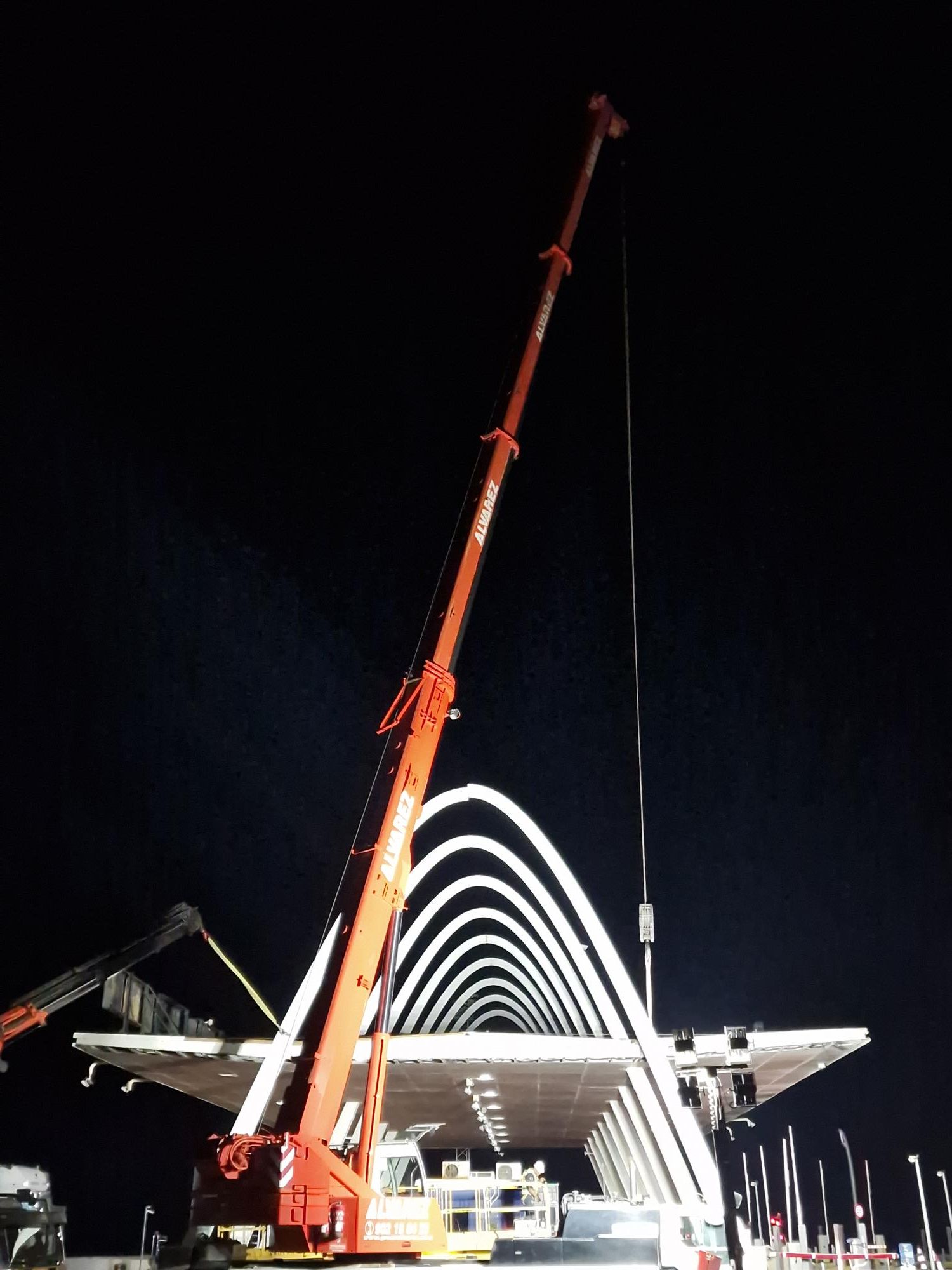 Instalación del primer arco de esta nueva estructura, que forma parte de las mejoras en curso.