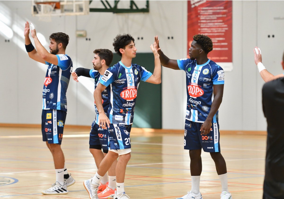 Los jugadores del Trops se saludan antes del partido.