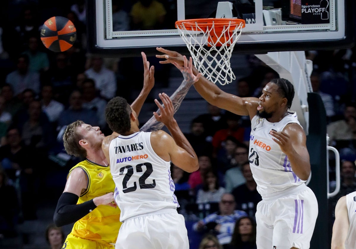 Balcerowski, en su etapa en Gran Canaria, pugna, con Tavares y Yabusele.