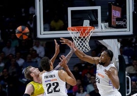 Balcerowski, en su etapa en Gran Canaria, pugna, con Tavares y Yabusele.