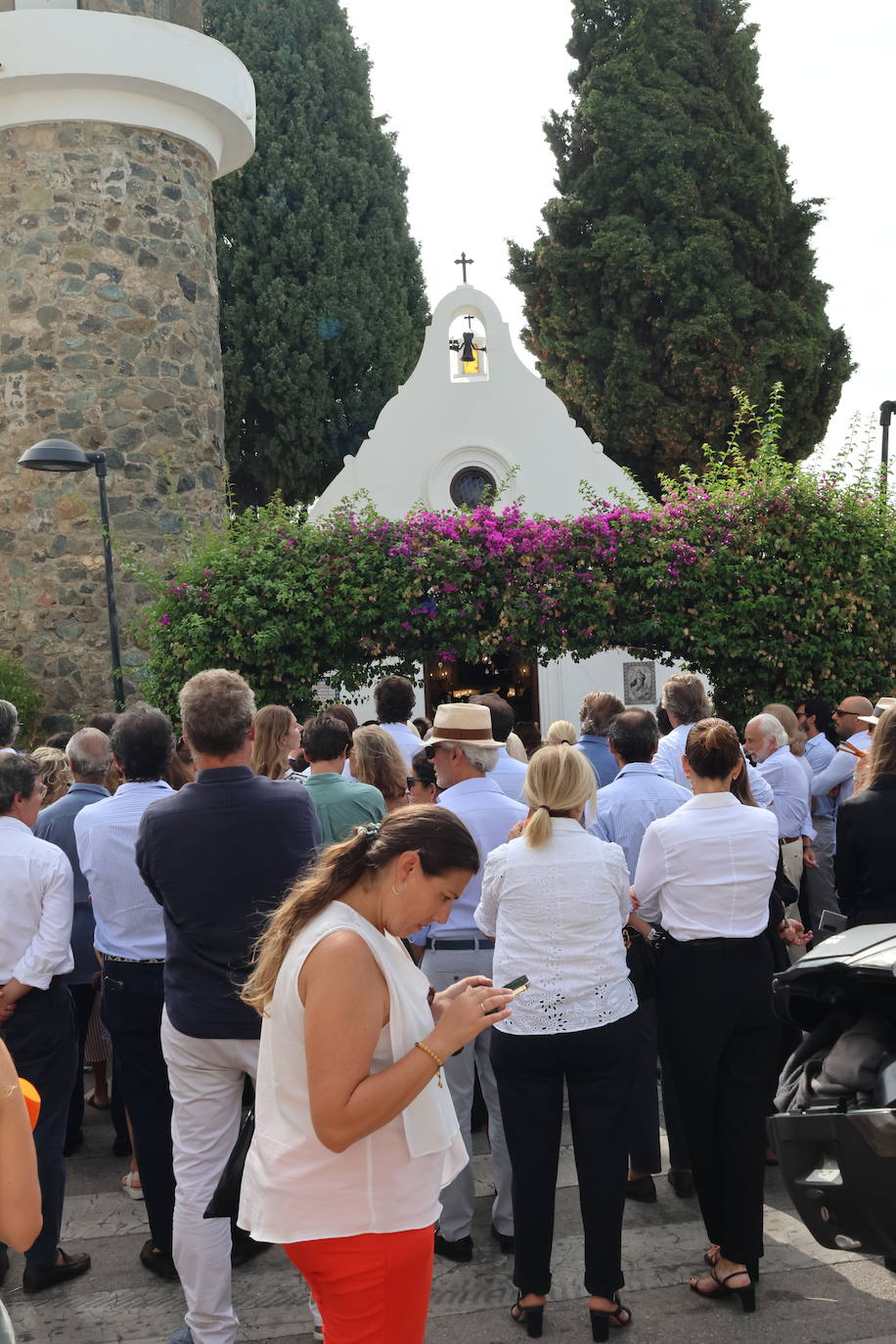 Familiares y amigos despiden a Caritina Goyanes en Marbella