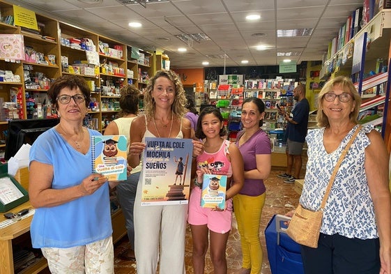 La concejala de Comercio en uno de los establecimientos adheridos, junto a clientas.