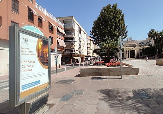 Campaña de promoción del comercio local en la plaza Al-Ándalus.