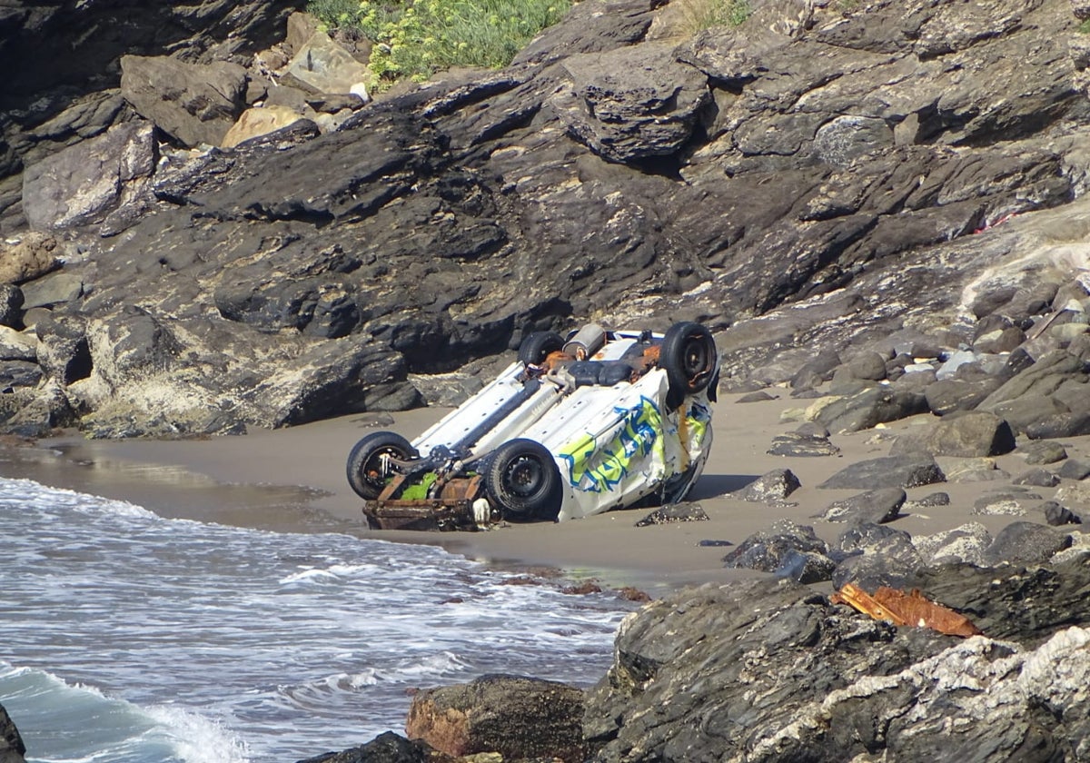 Estado actual del vehículo, varado desde hace dos meses en una playa de Benalmádena Costa.