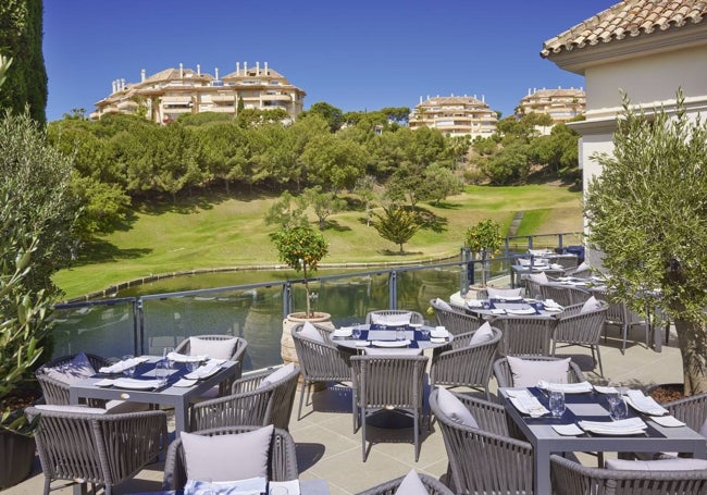 Terraza del restaurante, situado junto al campo de golf.