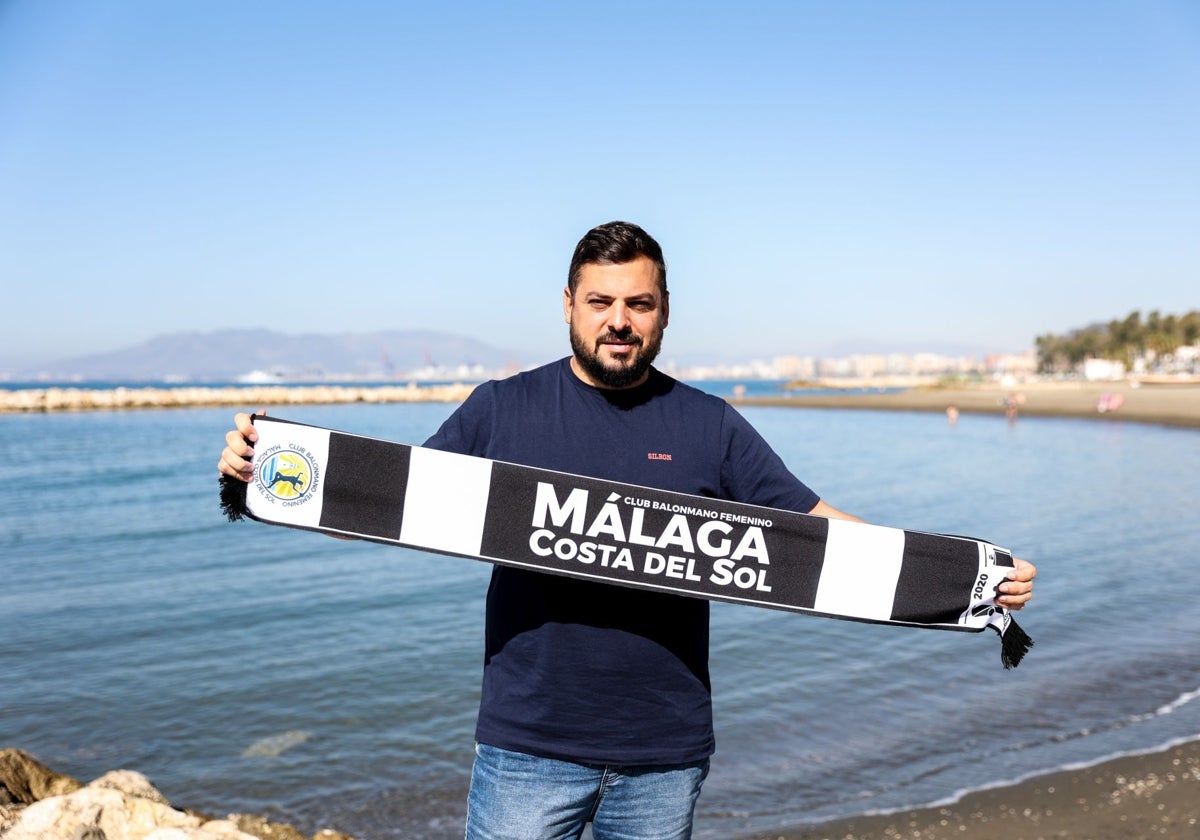 Suso Gallardo, con una bufanda de su equipo junto a la playa de Pedregalejo.