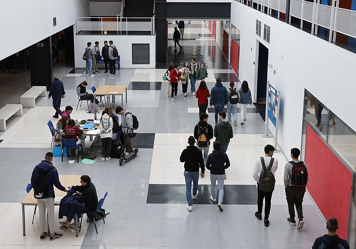 Alumnos en la Escuela de Ingenierías Industriales, en una imagen de archivo.