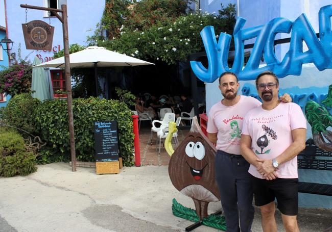 Iván Sastre, junto a su socio en Hotel El Bandolero, ha creado a Castañito, una nueva mascota local.