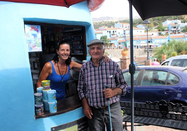Natalia Fernández, de Kiosko La Seta, también está implicada con este proyecto y posa para esta foto con un vecino.
