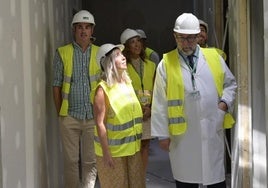 La directora general de Humanización, Planificación, Coordinación y Cuidados del Servicio Andaluz de Salud (SAS), Inmaculada Vázquez, durante una visita a las instalaciones