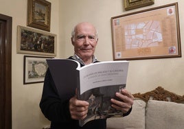 Francisco Gómez, con el libro sobre la rejería de la Catedral.