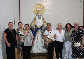 Devotas del barrio de La Alegría, con la imagen de la Virgen de la Esperanza.