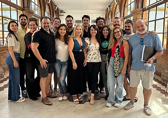 Foto de grupo de los solistas de 'El gitano por amor' junto a los maestros repetidores, Carlos Álvarez (cuarto por la izquierda) y Carlos Aragón (primero por la derecha).