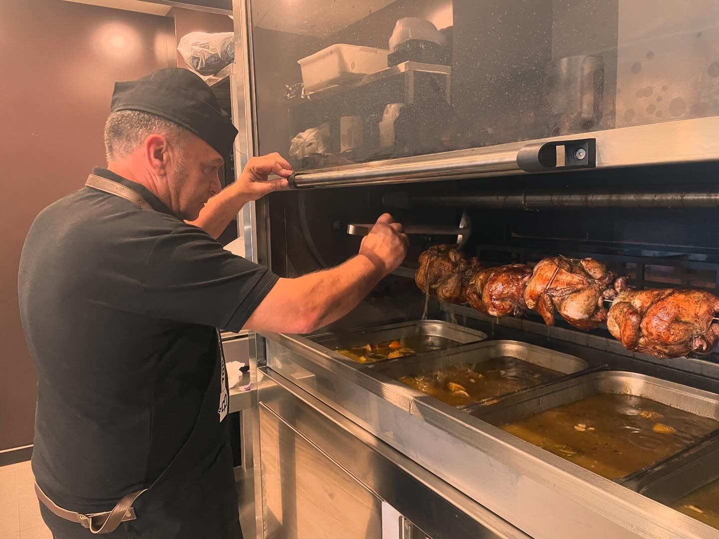 El pollo asado al carbón es el producto estrella de Encina.