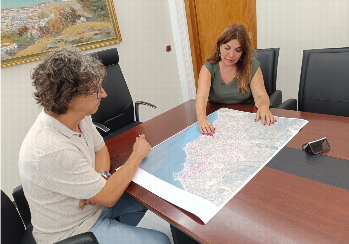 Aguilera, en una reunión con un técnico municipal de Turismo.