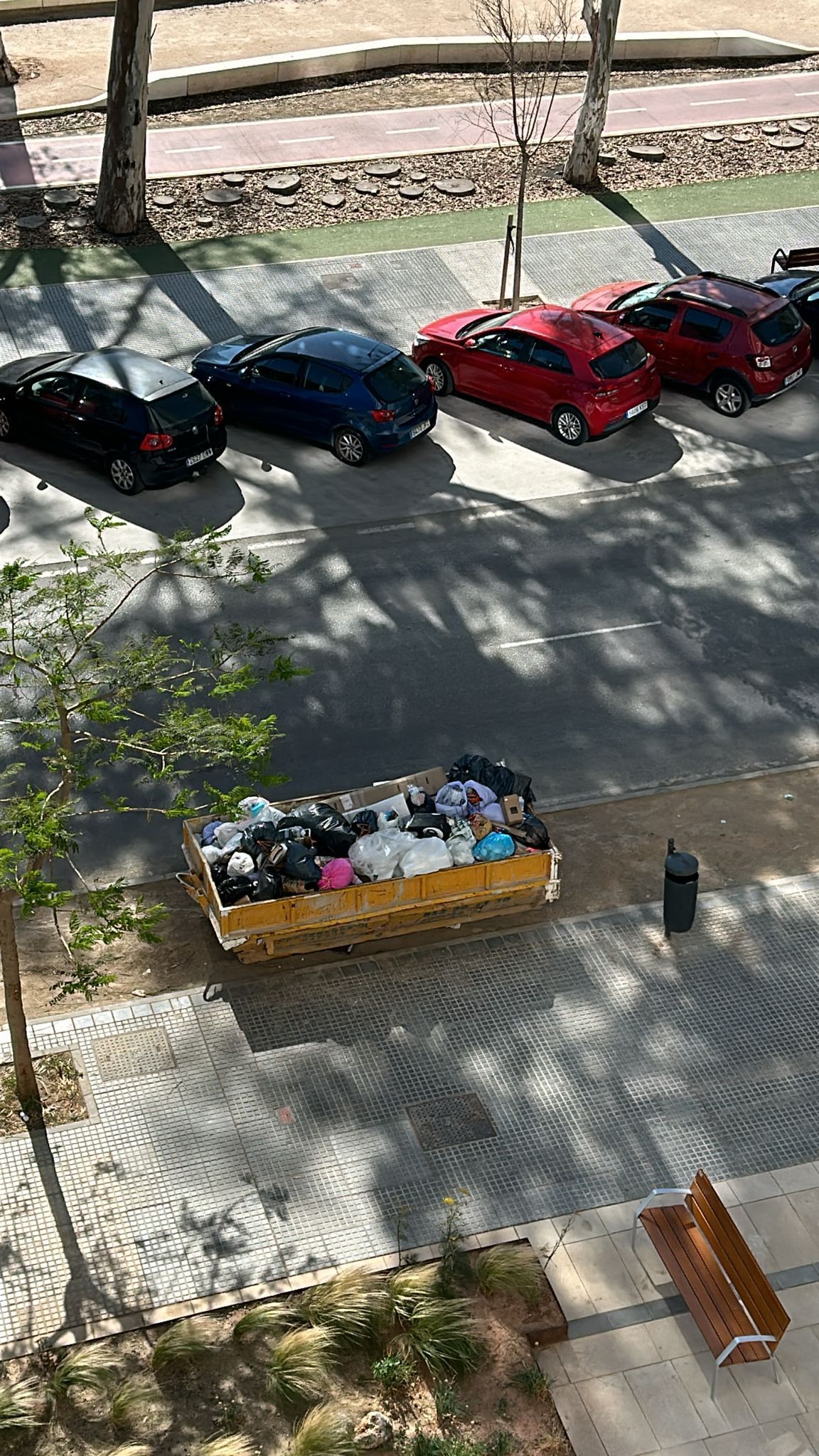 Las fotos que aportan los vecinos de las torres de Martiricos para denunciar los desmanes que padecen de los pisos turísticos