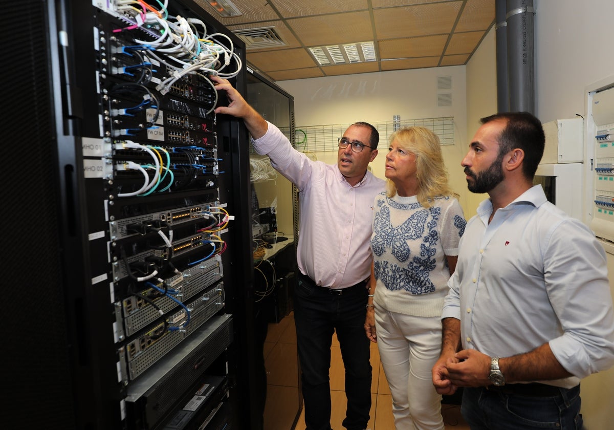 La alcaldesa, Ángeles Muñoz, ha visitado la oficina del Servicio Municipal de Informática junto al concejal del ramo, Enrique Rodríguez.