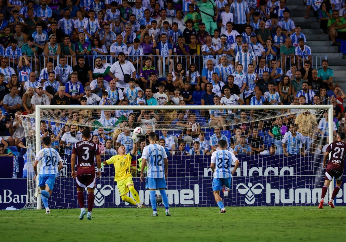 Alfonso Herrero, portero del Málaga, detiene el penalti.