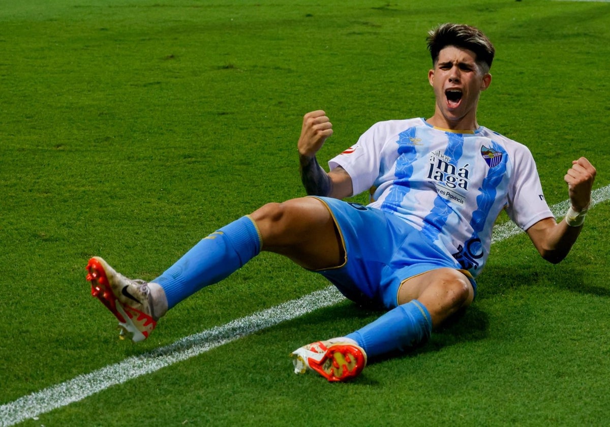 El éxtasis de Antoñito Cordero después de transformar el penalti de la victoria del Málaga ante el Albacete el sábado.