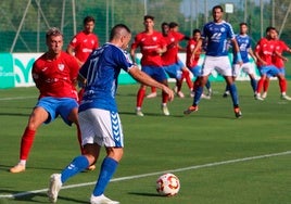 Un lance del partido de este domingo en Marbella entre el Estepona y el Xerez Deportivo.