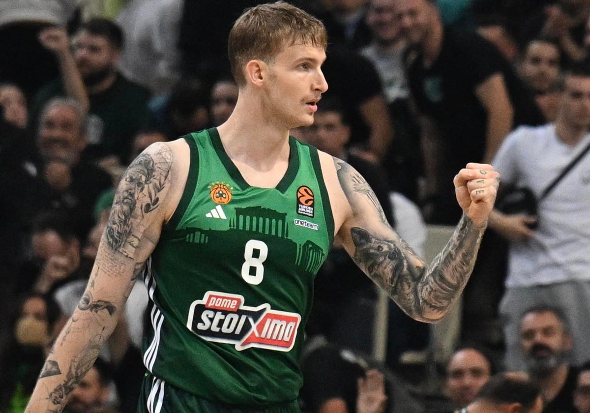 Balcerowski celebra una canasta con el Panathinaikos la pasada temporada.