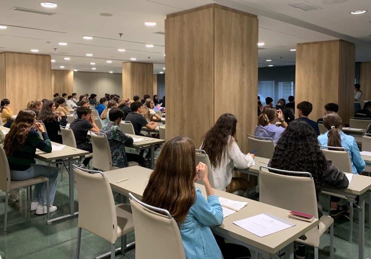 Un grupo de jóvenes, durante el examen de inglés realizado en Málaga en una edición anterior del programa de becas.