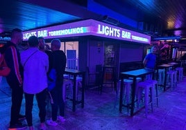 La terraza del bar Lights, en pleno centro de La Nogalera en Torremolinos.