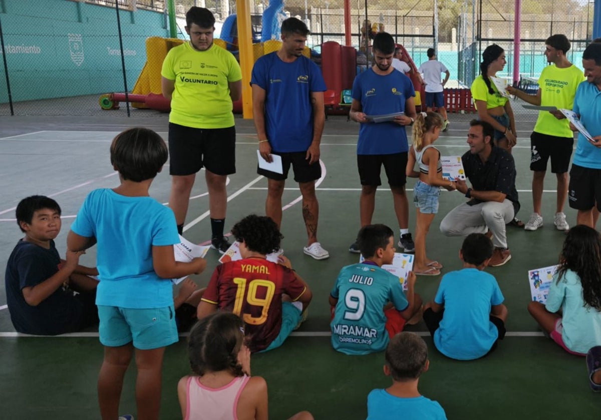 Entrega de diplomas a los participantes en uno de los campamentos.