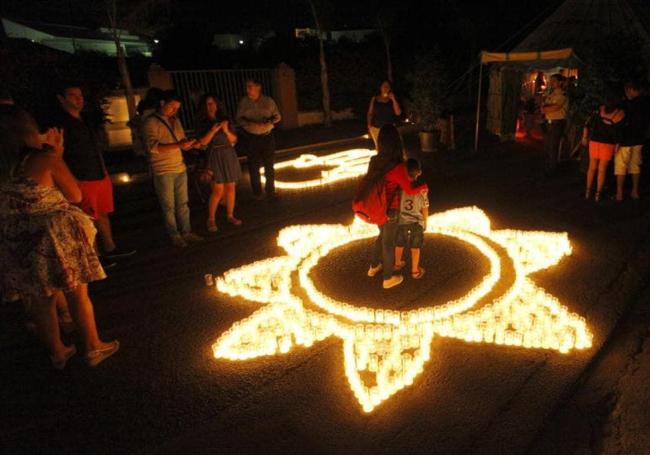 Miles de velas iluminan la Luna Mora de Guaro.