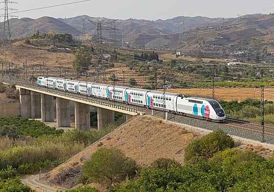 Un tren de Ouigo, llegando a Málaga durante la fase de pruebas finales de marcha.