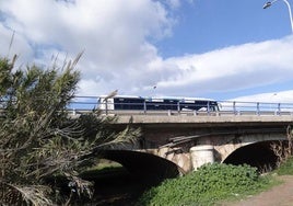 El puente de la Azucarera ejerce como un tapón en el encauzamiento de la desembocadura.