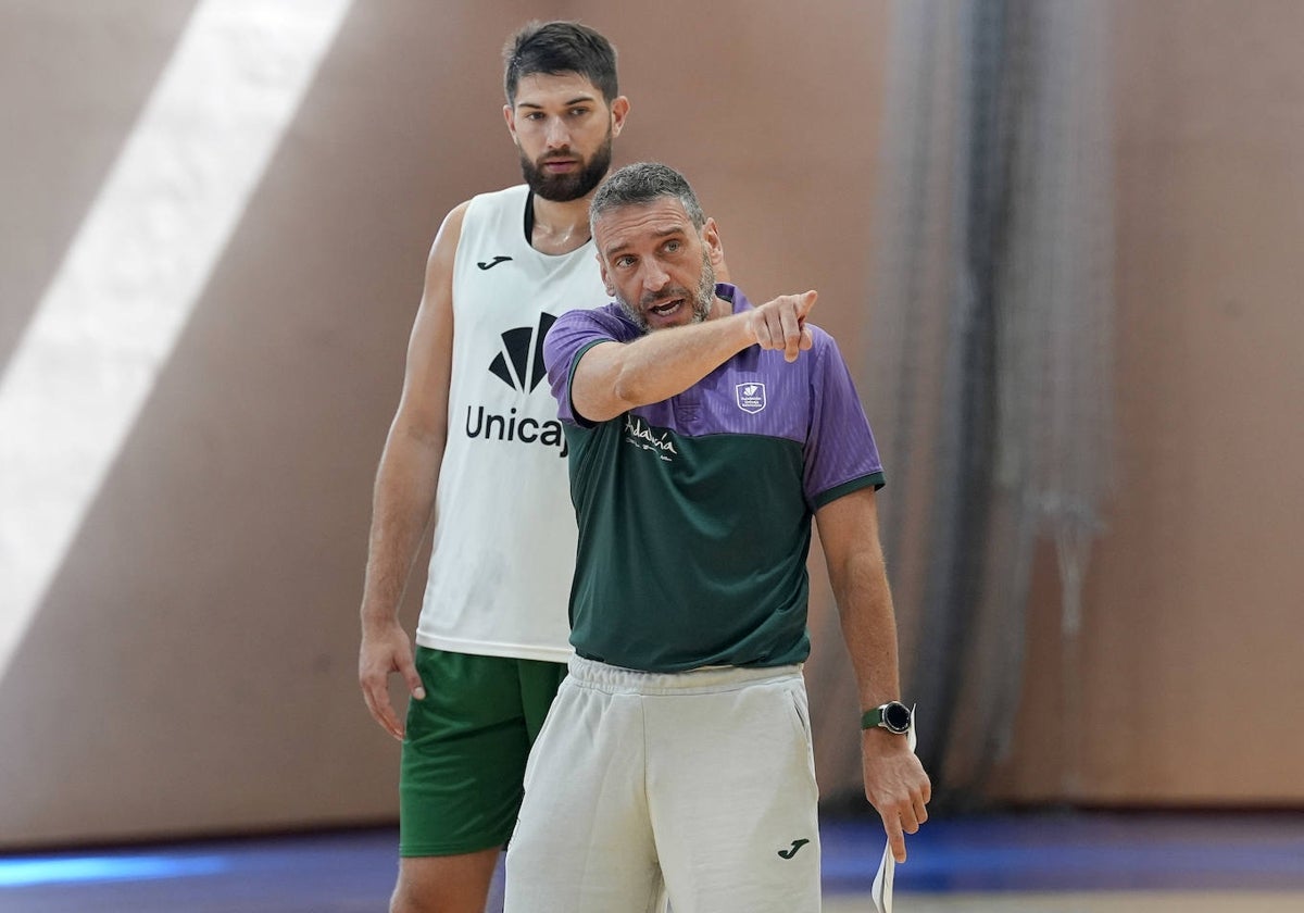 Tillie atiende las indicaciones de Ibon Navarro durante un entrenamiento.